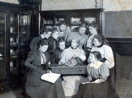 historical_nurses.jpg (31662 bytes)